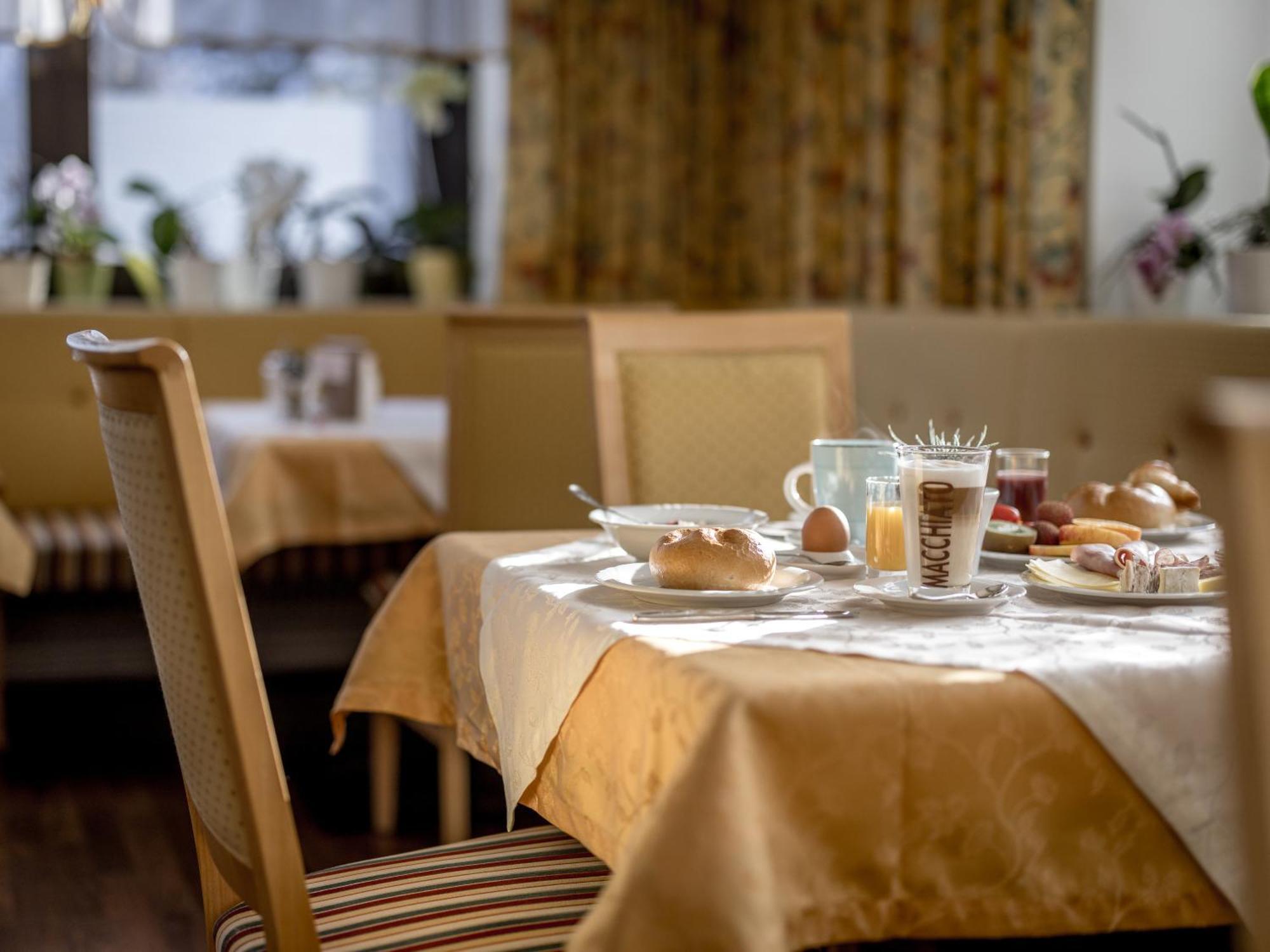 Hotel Garni Europa 장크트안톤암아를베르크 외부 사진
